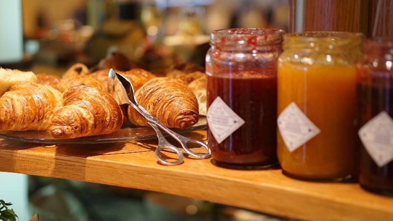 Hotel Le Chatelain Brussel Eksteriør bilde Croissants and jam