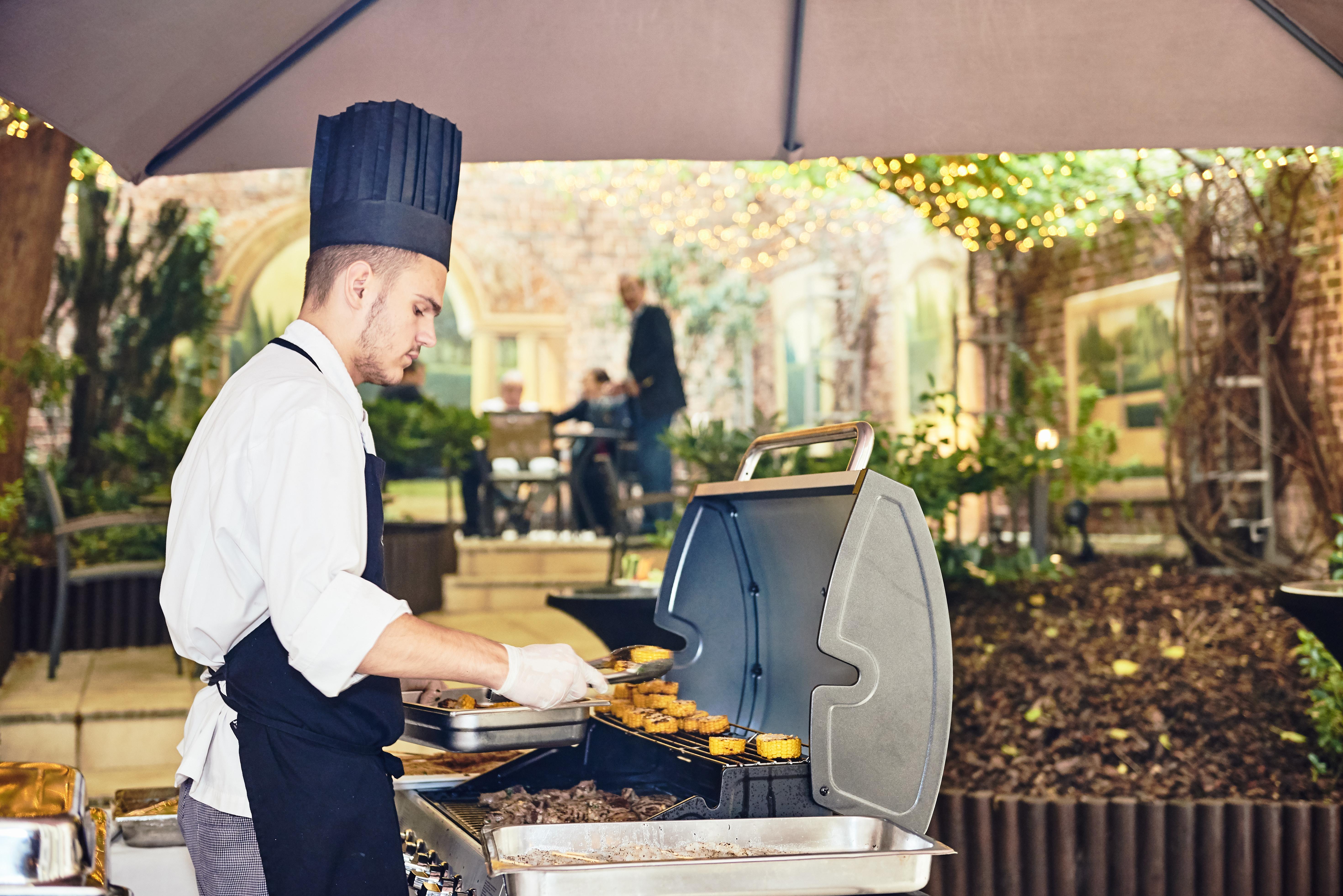 Hotel Le Chatelain Brussel Eksteriør bilde A chef cooking