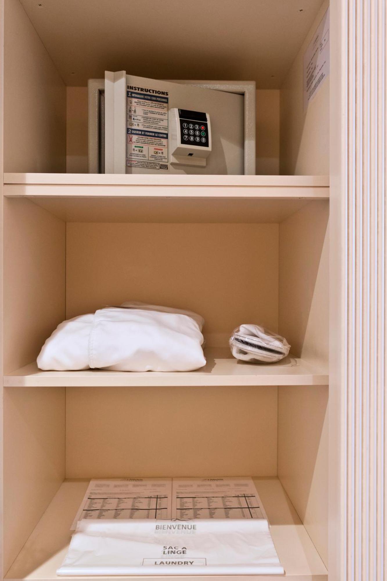 Hotel Le Chatelain Brussel Eksteriør bilde A pillow and a telephone in a hotel room