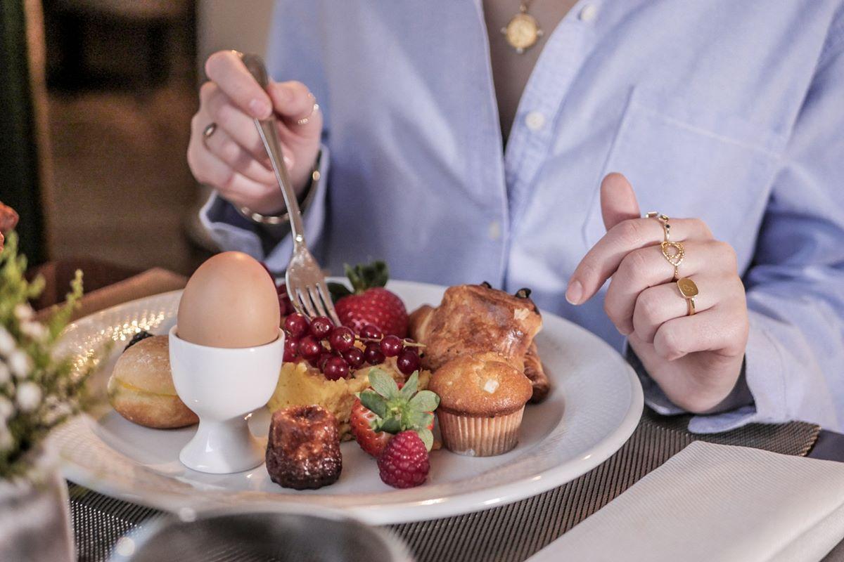 Hotel Le Chatelain Brussel Eksteriør bilde A woman eating breakfast