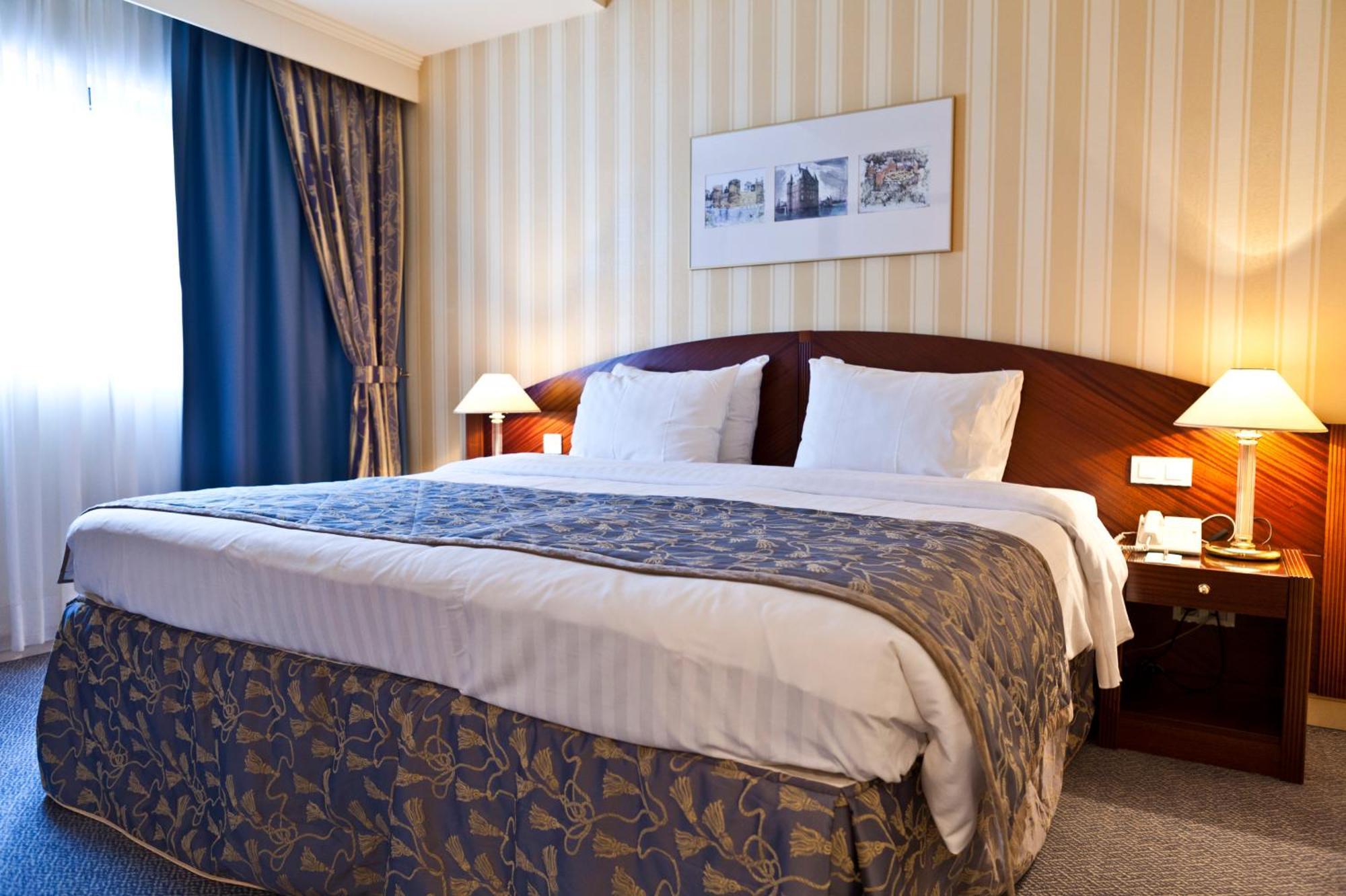 Hotel Le Chatelain Brussel Eksteriør bilde A bed in a hotel room